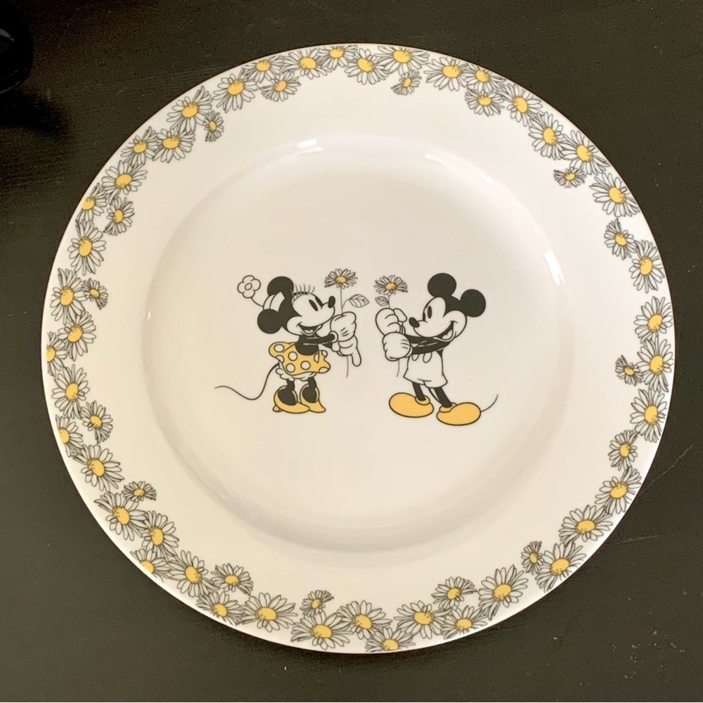 Disney Mickey and Minnie Mouse Daisy Dinner Plate